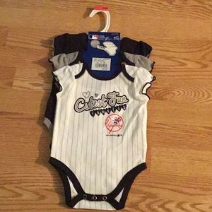 New York Yankee 3 to 6 months newborn MLB onesie